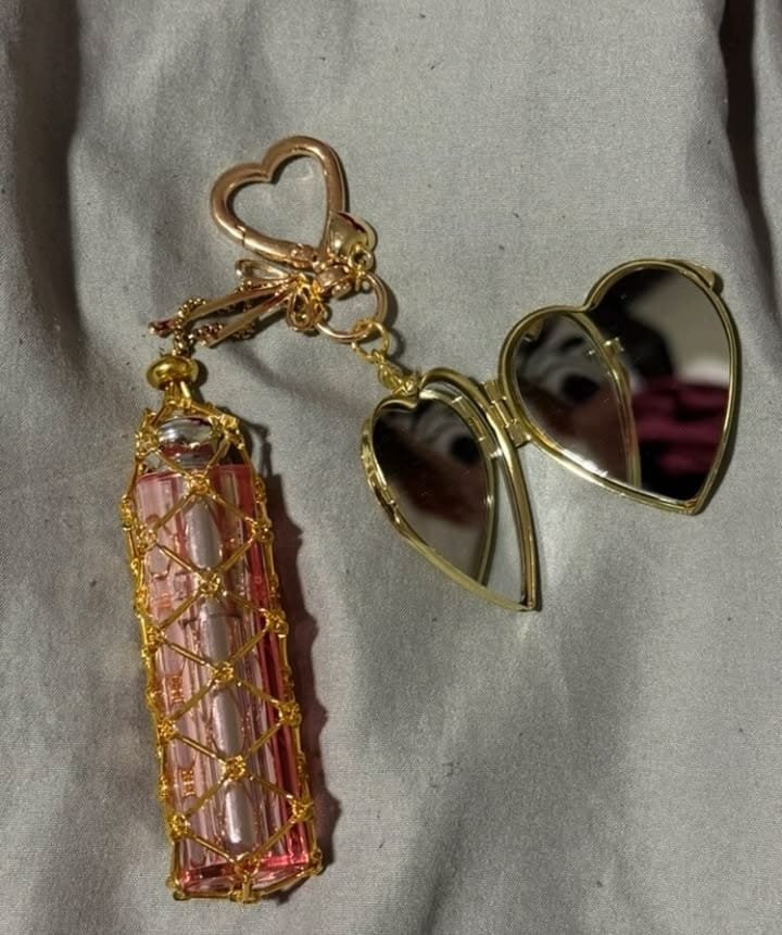 Lipgloss / Lipstick Holder & Heart Mirror Bag Charm Gold - Image 3